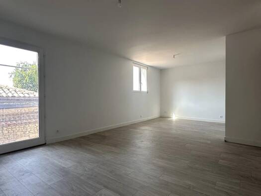 Appartement à vendre 154 000 € 3 pièces 2 chambres 62 m² RDC/3 Est Saint-Jean-d'Angély 17400