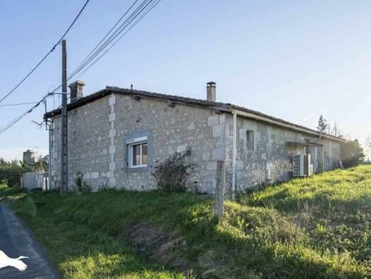 Maison de plain-pied à vendre 138 320 € 4 pièces 3 chambres 135 m² 33 502 m² de terrain Saint-Aigulin 17360