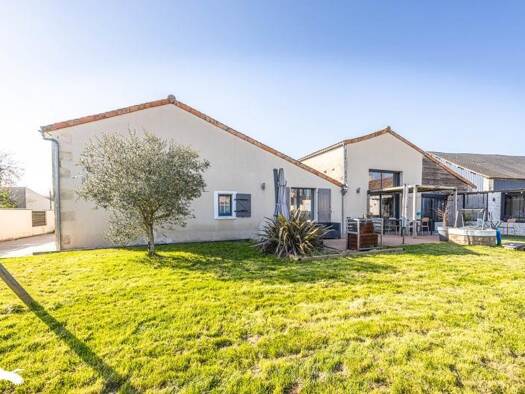 Maison à vendre 200 336 € 4 pièces 3 chambres 145 m² 798 m² de terrain Saint-Pierre-le-Vieux 85420