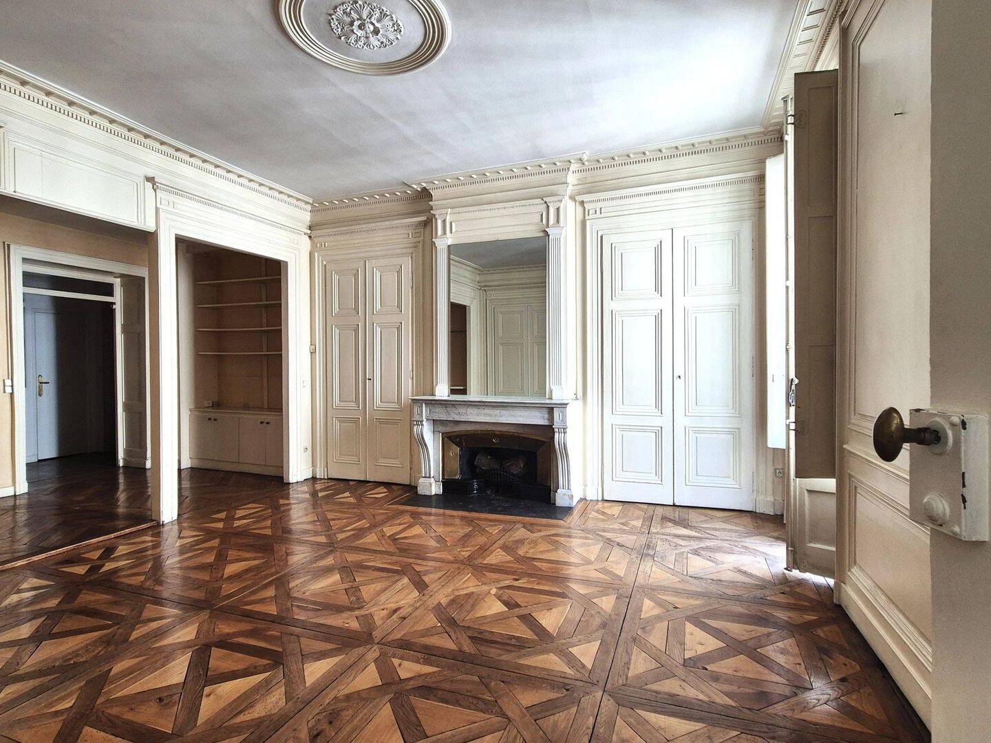 Appartement 4 pièces 118 m² · à Lyon 2ème Arrondissement · 117,9 m² · 1 824 €/mois