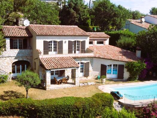 Villa à vendre 985 000 € 6 pièces 3 chambres 151 m² 2 603 m² de terrain Châteauneuf-Grasse 06740