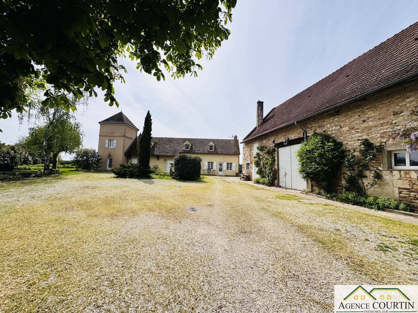 Maison 9 pièces 249 m² · à Saint-Ambreuil · 249 m² · 349 000 €