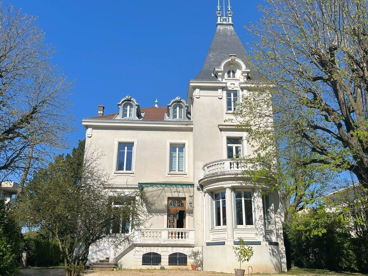 Maison 11 pièces 284 m² · à Villefranche-sur-Saône · 283,7 m² · 950 000 €