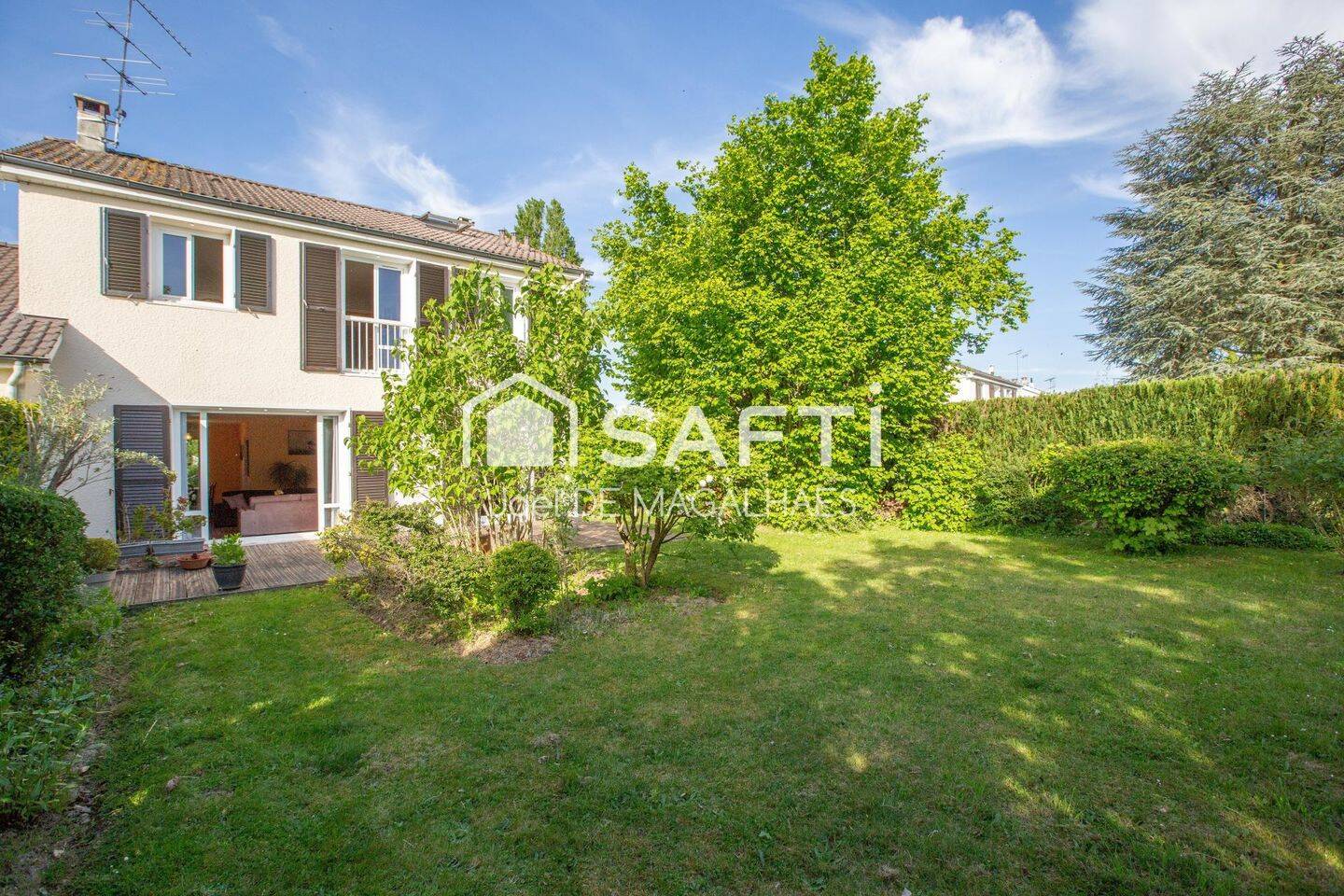 Maison 5 pièces 138 m² · à Le Mesnil-Saint-Denis · 138 m² · 469 000 €