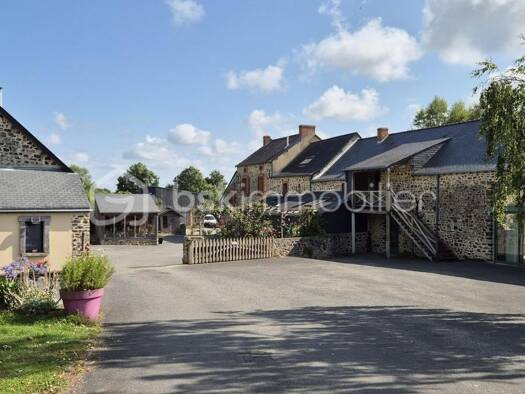 Maison à vendre 826 800 € 12 pièces 7 chambres 286 m² 20 000 m² de terrain Saint-Germain-le-Fouilloux 53240