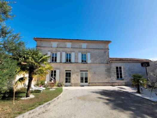 Maison à vendre 319 500 € 9 pièces 6 chambres 300 m² 739 m² de terrain Asnières-sur-Nouère 16290