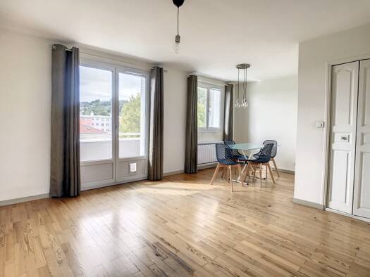 Appartement à louer 911 € 3 pièces 2 chambres 61,7 m² Étage 3/3 Ouest Miribel 01700
