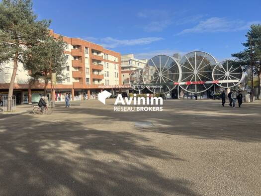 Boutique à louer 20 193 € 1 182 m² de surface de vente Le Village Montigny-le-Bretonneux 78180