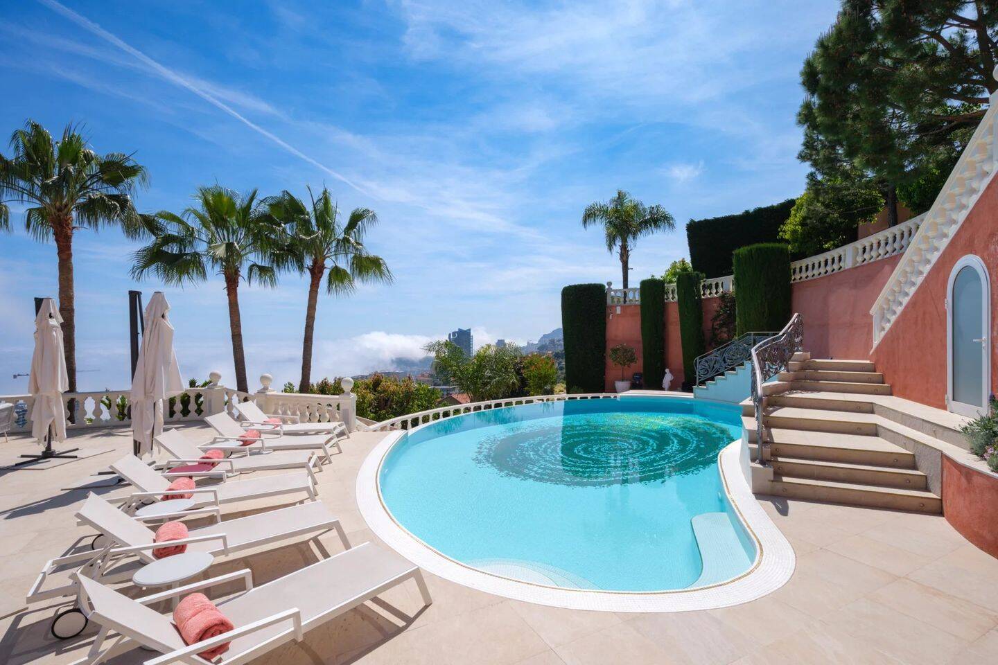 Maison 10 pièces 786 m² · à Roquebrune-Cap-Martin · 786 m² · 60 000 €/mois