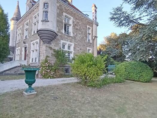 Demeure à vendre 530 000 € 11 pièces 6 chambres 217 m² 2 589 m² de terrain Saint-Bonnet-le-Château 42380