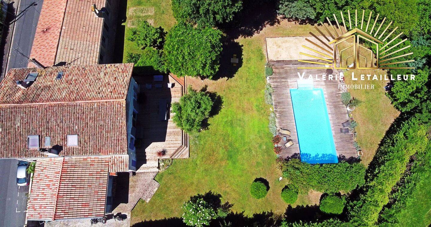 Maison 10 pièces 368 m² · à Carbon-Blanc · 368 m² · 940 000 €
