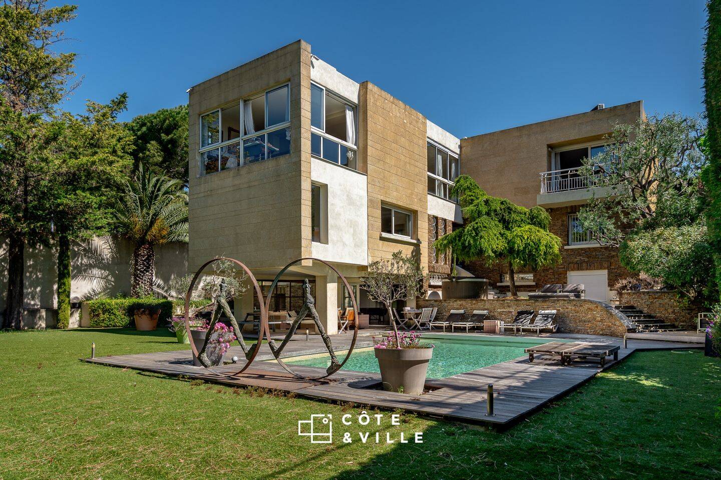 Maison 9 pièces 384 m² · à Marseille 8ème Arrondissement · 384 m² · 3 150 000 €