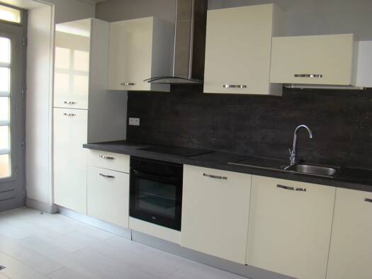 Immeuble à vendre 174 000 € Gençay 86160