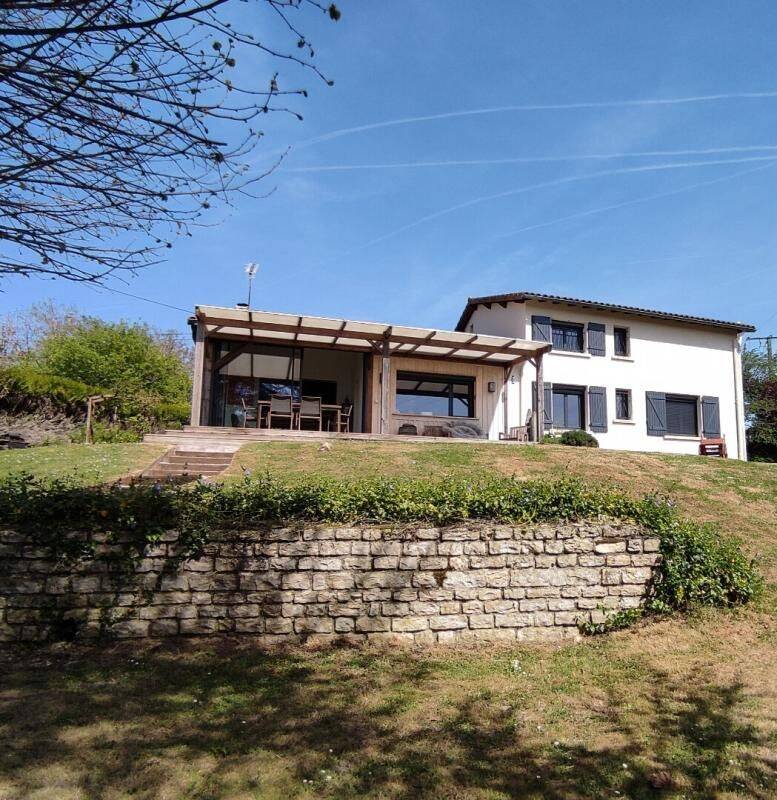 Maison 8 pièces 176 m² · à Monthoiron · 176 m² · 299 000 €