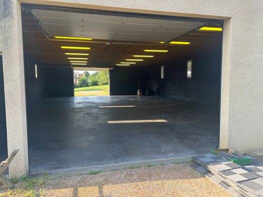 Entrepôt à louer 850 € 245 m² d'espace de stockage Peripherie Tournus 71700