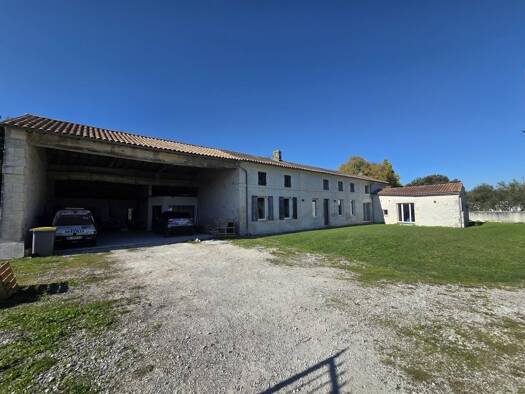 Maison à vendre 451 500 € 10 pièces 4 chambres 323 m² 5 718 m² de terrain Coulonges 17800