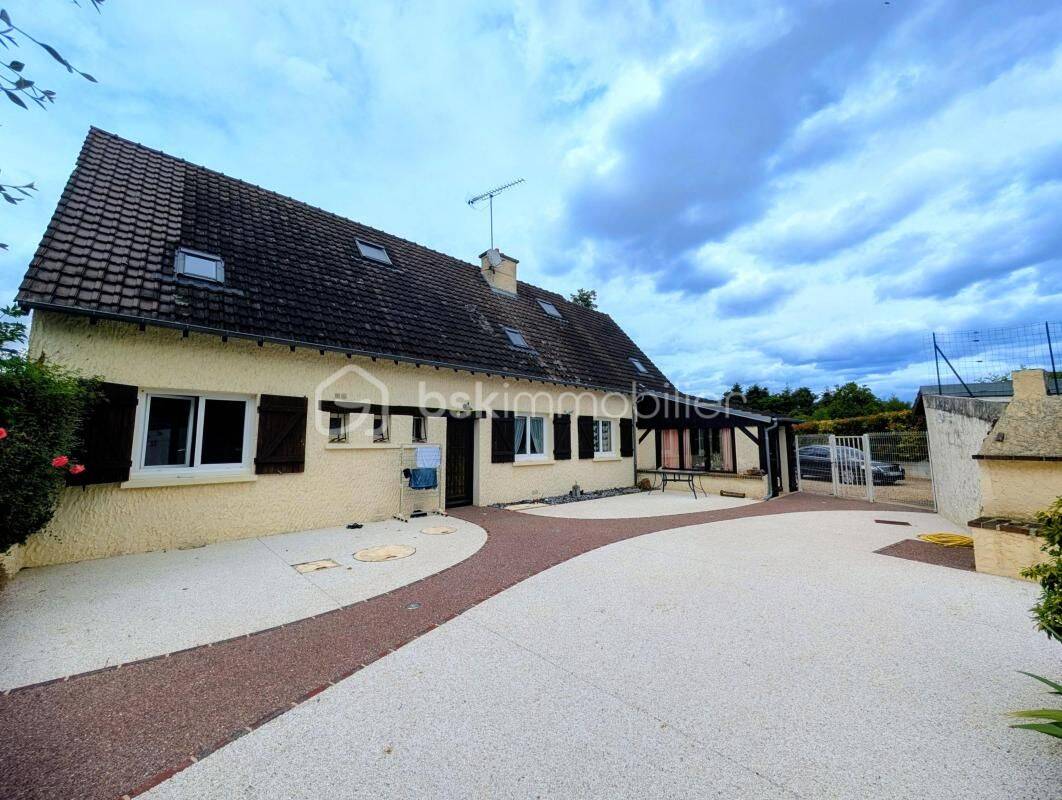 Maison 9 pièces 171 m² · à Charny Orée de Puisaye · 171 m² · 235 000 €