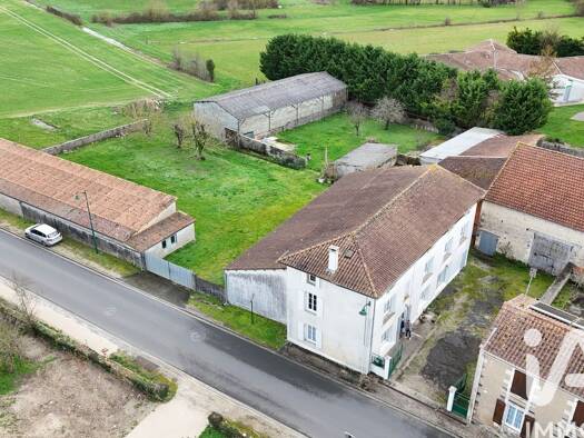 Maison à vendre 298 000 € 8 pièces 7 chambres 180 m² 5 200 m² de terrain Anais 16560