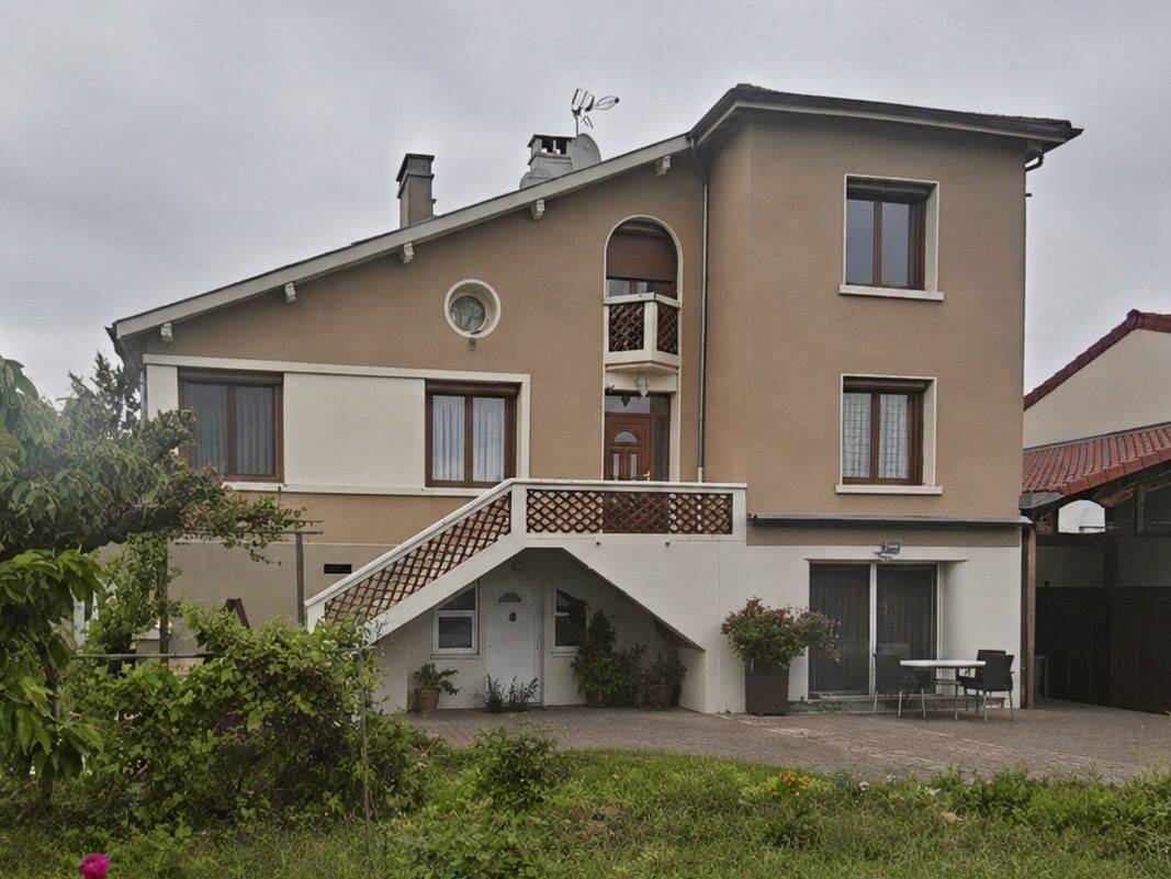 Maison 10 pièces 245 m² · à Saint-Just-Saint-Rambert · 245 m² · 379 000 €