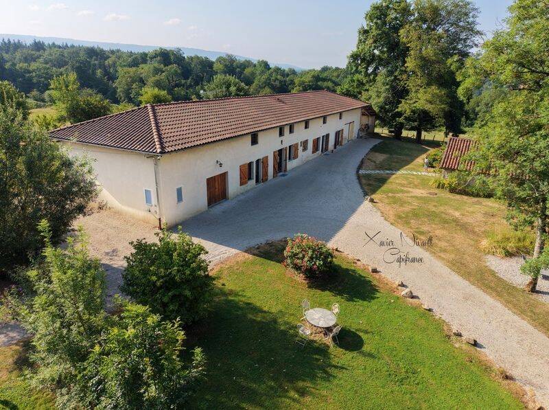 Maison 11 pièces 355 m² · à Saint-Amour · 355 m² · 879 000 €