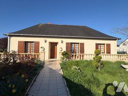 Maison à vendre 242 200 € 5 pièces 3 chambres 100 m² 3 920 m² de terrain Distré 49400