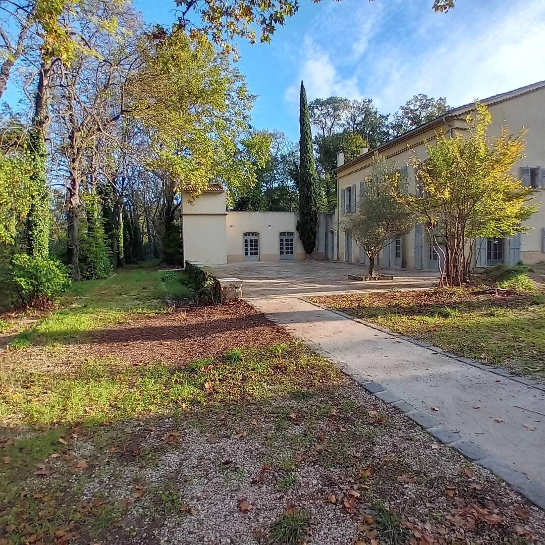 Maison 5 pièces 375 m² · à Bouc-Bel-Air · 375 m² · 8 000 €