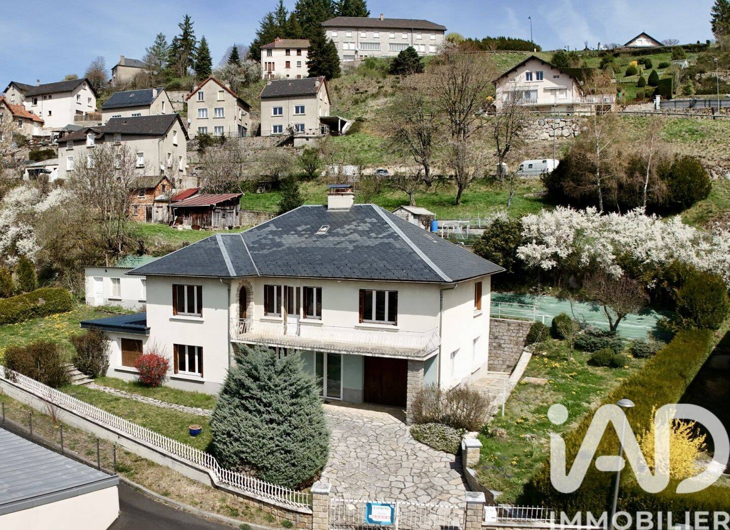 Maison 8 pièces 211 m² · à Saint-Alban-sur-Limagnole · 211 m² · 199 000 €