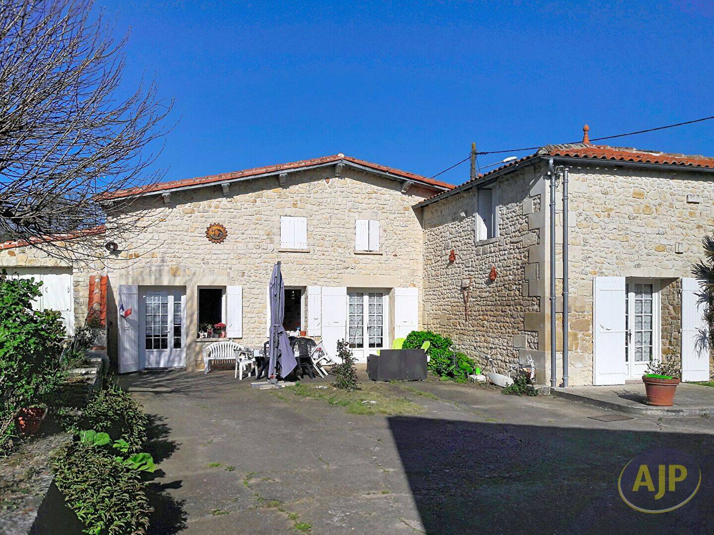 Maison 9 pièces 220 m² · à Fléac-sur-Seugne · 220 m² · 335 000 €