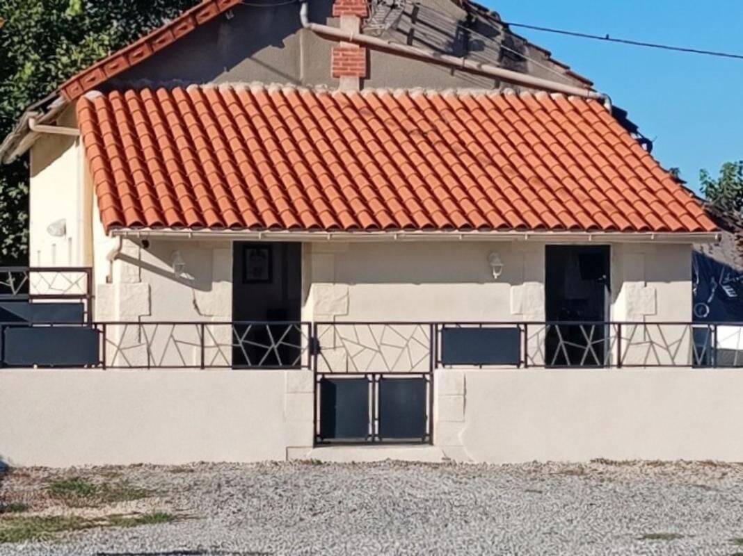 Maison 9 pièces 216 m² · à Terres-de-Haute-Charente · 216 m² · 214 000 €
