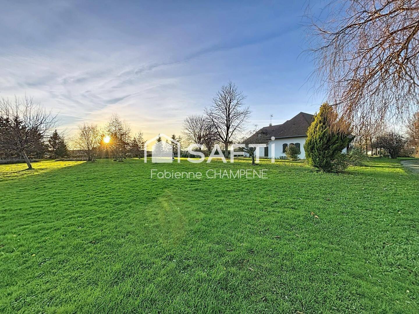 Maison 10 pièces 303 m² · à Le Deschaux · 303 m² · 686 400 €