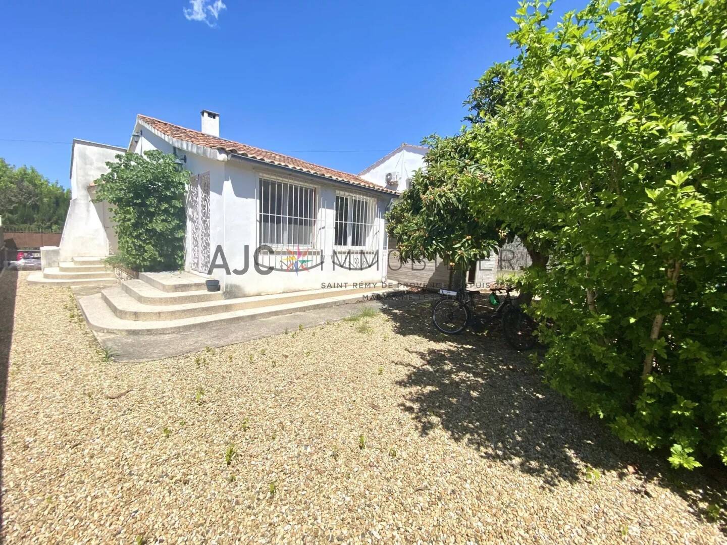 Maison 4 pièces 98 m² · à Saint-Étienne-du-Grès · 98 m² · 1 300 €
