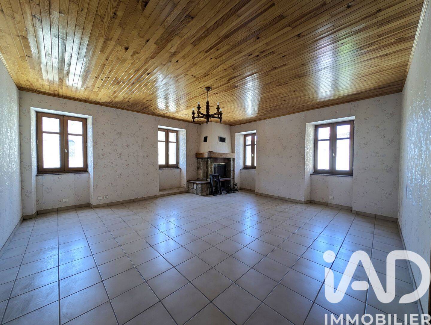 Maison 8 pièces 156 m² · à Saint-Félicien · 156 m² · 110 000 €
