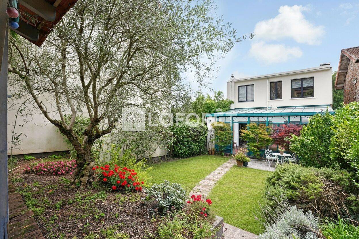 Maison 7 pièces 220 m² · à Suresnes · 220 m² · 1 340 000 €
