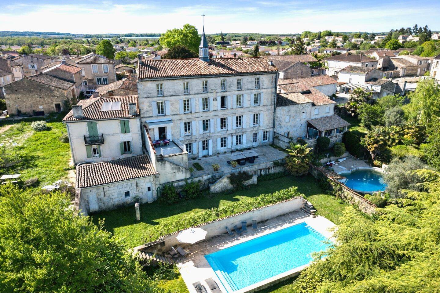 Maison 17 pièces 470 m² · à Fléac · 470 m² · 848 000 €
