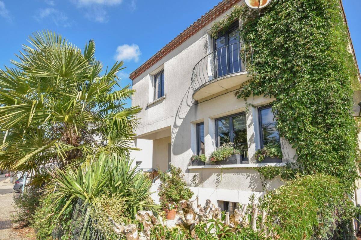 Maison 6 pièces 212 m² · à Champagne-Mouton · 212 m² · 340 000 €