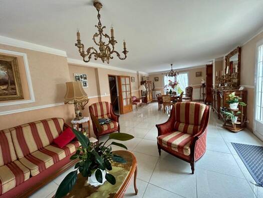 Pavillon à vendre 334 000 € 5 pièces 4 chambres 174 m² 842 m² de terrain Romigny 51170