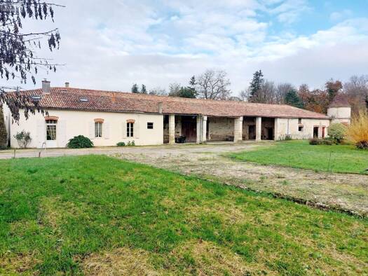 Maison à vendre 457 600 € 8 pièces 5 chambres 243 m² 11 879 m² de terrain Chambon 17290