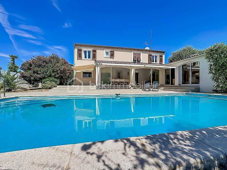 Maison 7 pièces 222 m² · à Castries · 222 m² · 599 000 €