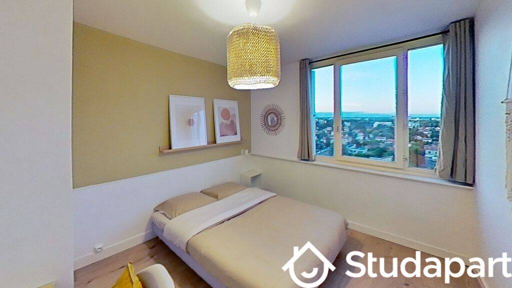 1 pièce 84 m² · à Bron · 84 m² · 499 €