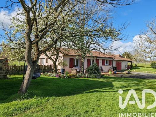 Maison de plain-pied à vendre 202 900 € 3 pièces 2 chambres 93 m² 1 800 m² de terrain Saint Jean Lys-Haut-Layon 49310