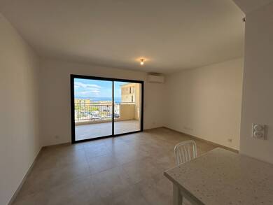 Appartement à louer 882 € 3 pièces 2 chambres 67 m² Étage 2/5 Bastia 20200