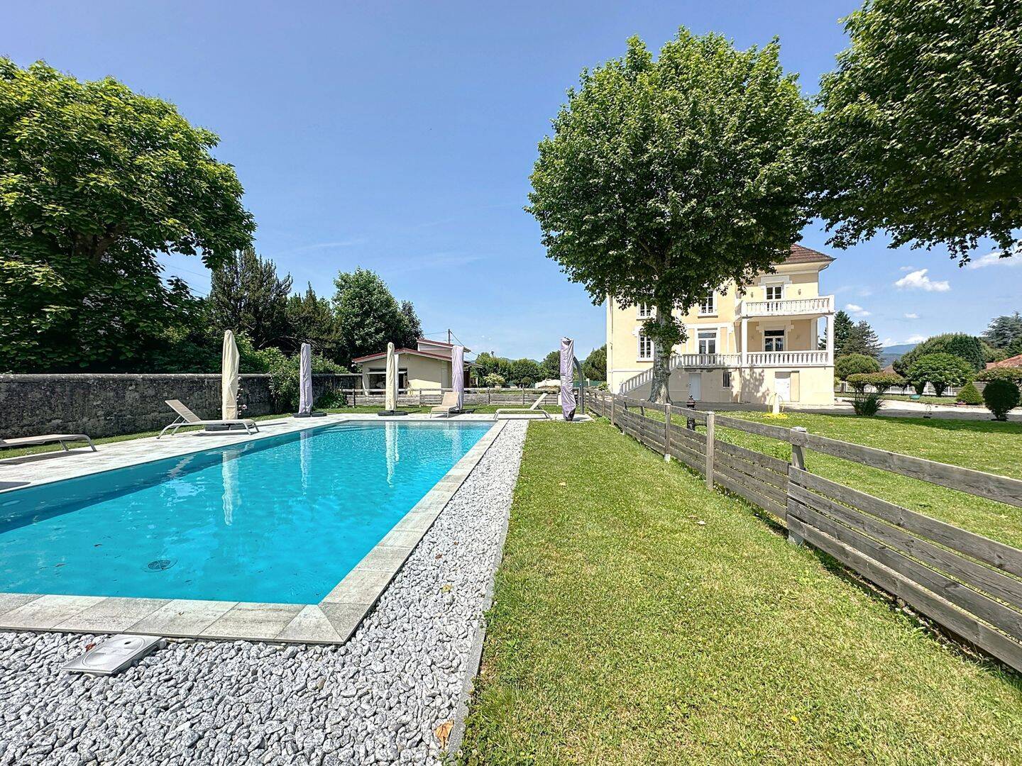 Maison 14 pièces 500 m² · à Le Pont-de-Beauvoisin · 500 m² · 880 000 €