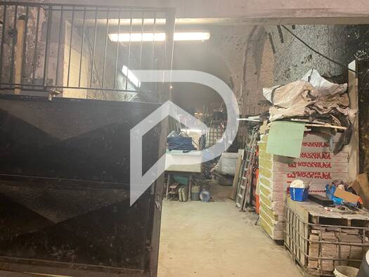 Entrepôt à vendre 172 000 € 109 m² d'espace de stockage Bord de Seine Bougival 78380