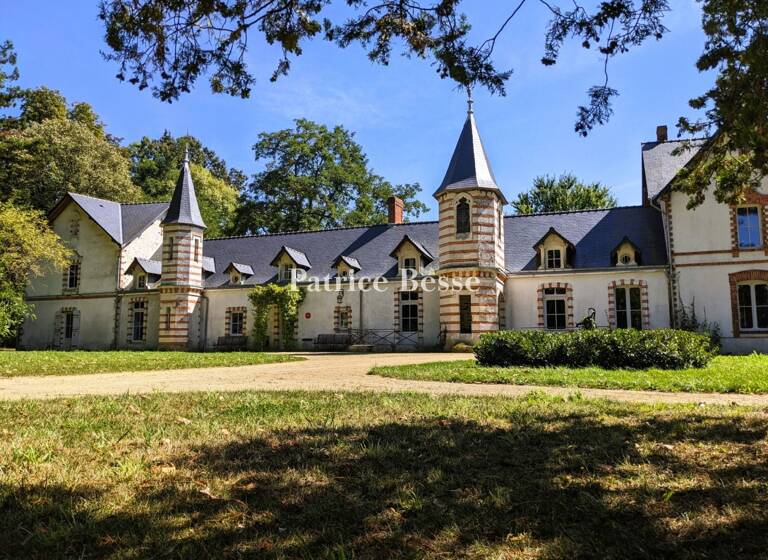 Château à vendre 580 000 € 18 pièces 9<br/>chambres 400 m²<br/>superficie 6 750 m²<br/>terrain Segré 49500