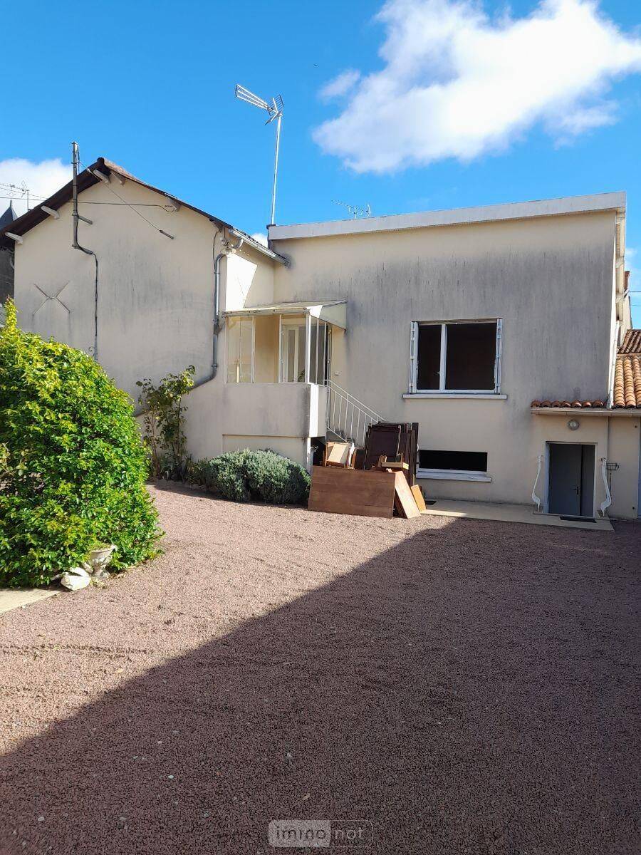 Maison 9 pièces 120 m² · à Saint-Jean-de-Sauves · 120 m² · 110 000 €