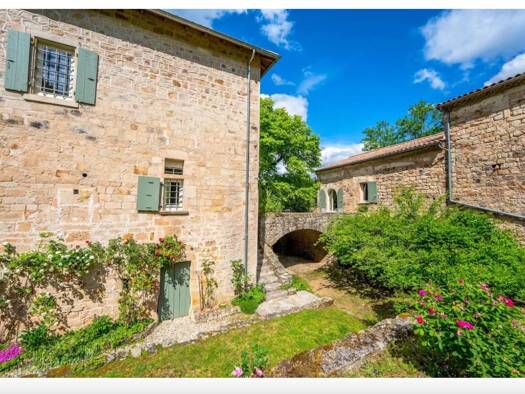 Demeure à vendre 990 000 € 8 pièces 6 chambres 369 m² 57 000 m² de terrain Chassiers 07110