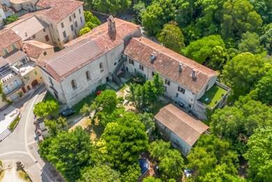 Hôtel particulier en viager libre Bouquet 1 250 000 € 22 pièces 14 chambres 2 000 m² 7 700 m² de terrain Centre Est Uzès 30700