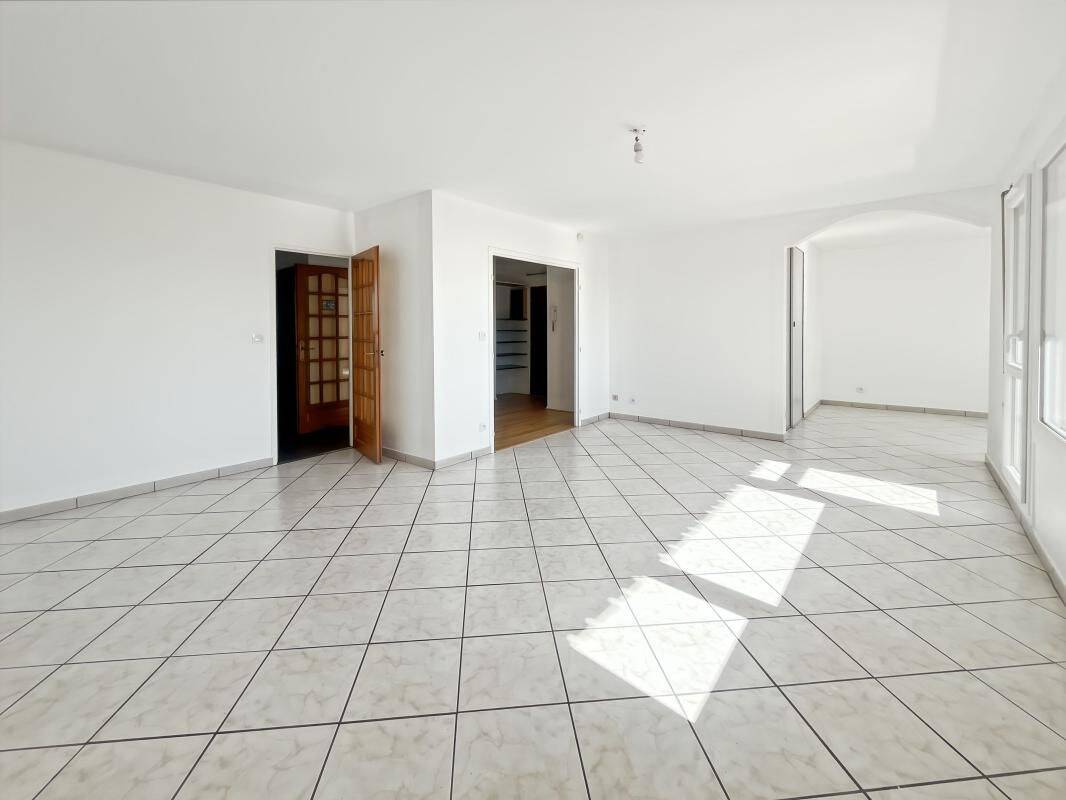 Appartement 4 pièces 108 m² · à Lyon 8ème Arrondissement · 107,7 m² · 1 390 €