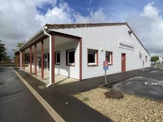 Local commercial à louer 3 000 € 200 m² de surface de vente La Crèche 79260