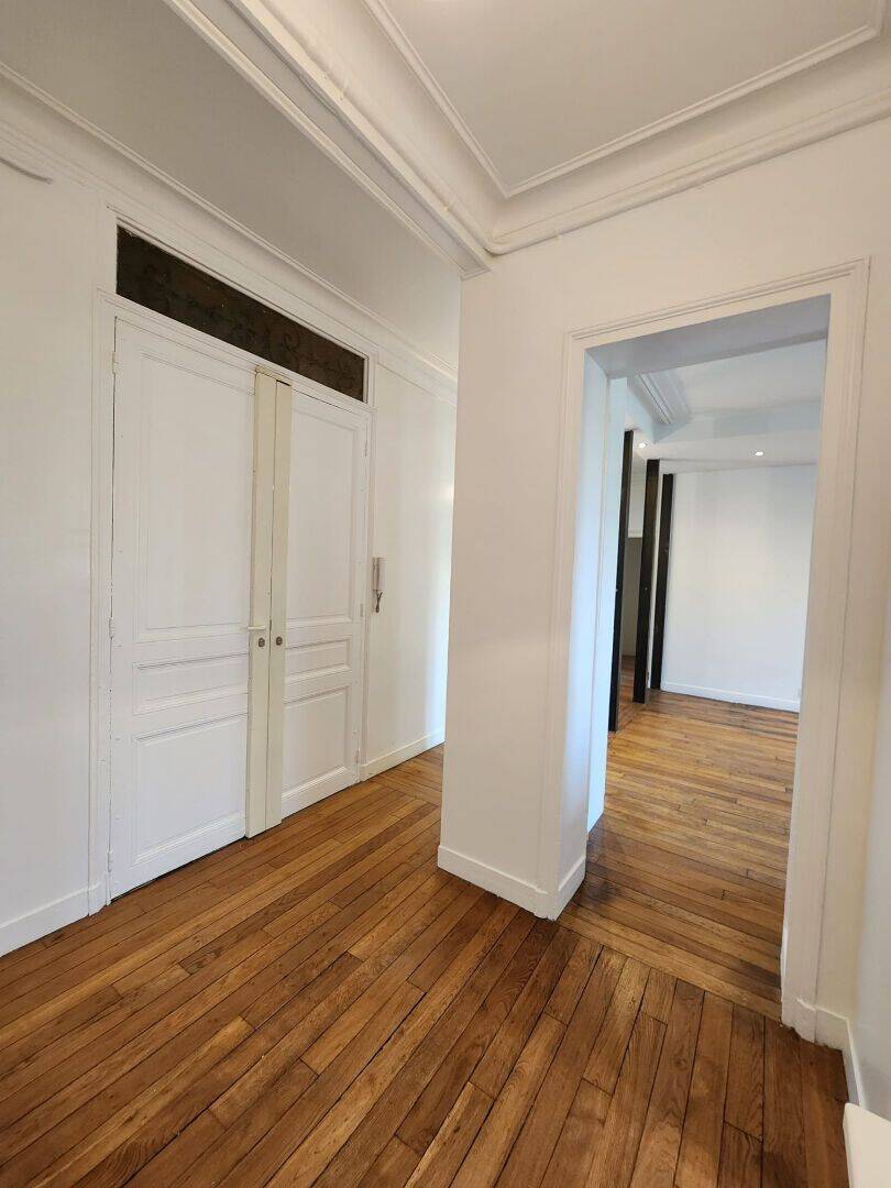 Appartement 3 pièces 70 m² · à Paris 11ème Arrondissement · 70,3 m² · 2 200 €